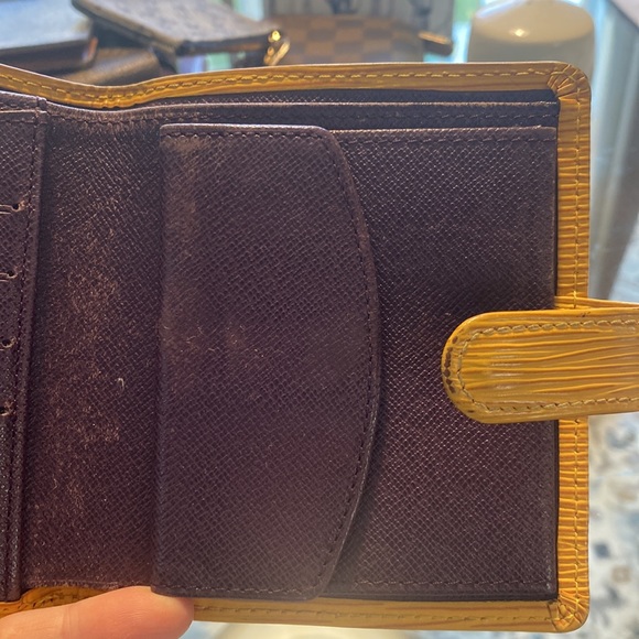 Authentic Louis Vuitton Epi bifold wallet - Picture 5 of 10